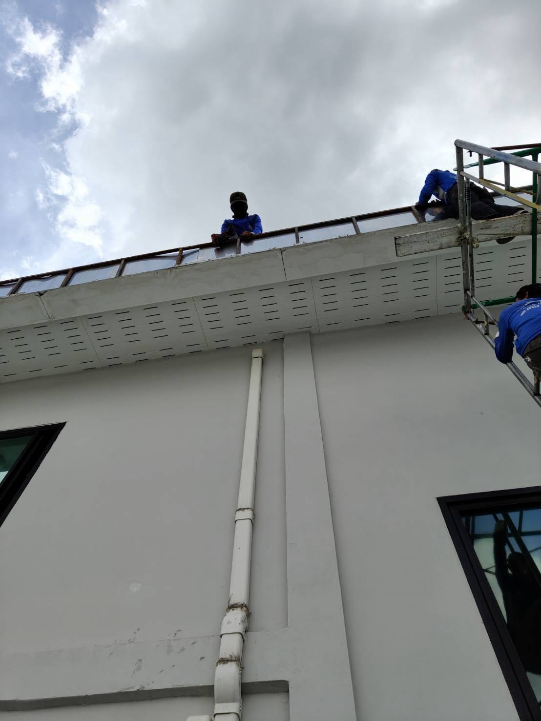 ภาพผลงานฝ้าเพดาน ชายคา และกันสาด โดย Top Roof Service